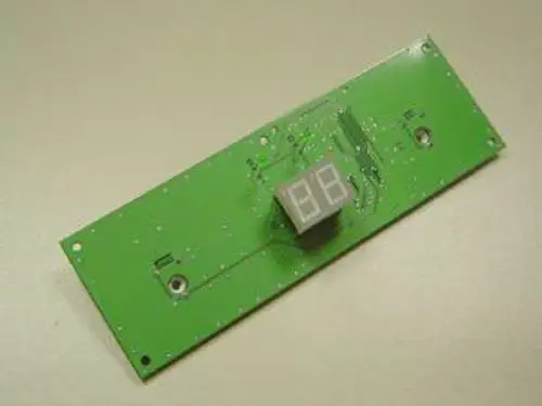 Grüne Platine mit digitaler Anzeige, die möglicherweise zur Zentraleinheit von Remeha Produkten gehört. Sichtbare Verbindungselemente und keine weiteren identifizierbaren Teile.
